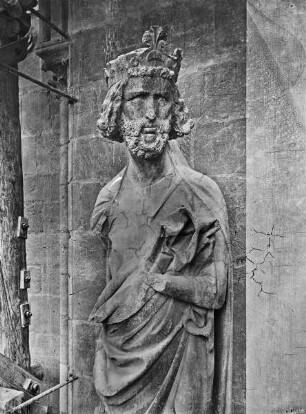 Königsstatue in einem Fialentabernakel - Karl der Große