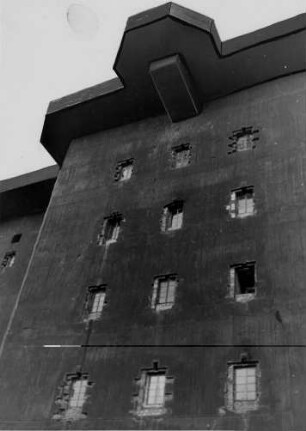 Hamburg. Um die Wohnungsnot zu mildern muss man improvisieren. Ein Hochbunker der während des 2. Weltkrieges den Menschen Schutz bot, erhält Fenster. Ehemalige Kriegseinrichtungen werden nun friedlich genutzt.