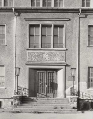 Radebeul, Turnerweg 1 / Ecke Gartenstraße. Ehem. Gasthof "Goldene Krone" später Kulturhaus des AWD). Um 1928, um 1955. Haupteingang mit Sgraffito von Hermann Glöckner