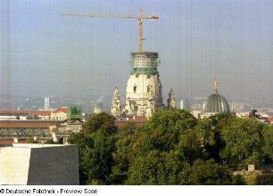 Ausstellungsgebäude des Sächsischen Kunstvereins : Blick aus der 12. Etage des Hotels "Am Terrassenufer" gegen Frauenkirche (Laterne eingerüstet) und Kuppel des Ausstellungsgebäudes des Sächsischen Kunstvereins