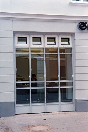 Mühlenstraße 21: giebelständiges Wohn- und Geschäftshaus: nach Sanierung: Straßenfront: Erdgeschoss, Teilansicht: bodentiefe Fenster