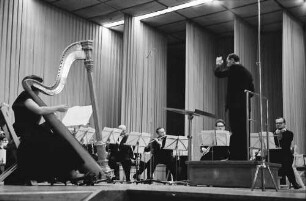 Donaueschingen: Donaueschinger Musiktage; Südwestfunkorchester Hans Rosbaud, dirigiert; links: Harfe