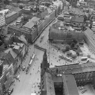 Straßenkreuzung Anger und Bahnhofstraße in der Altstadt von Erfurt : Blickrichtung Süden