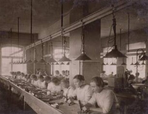 Arbeiterinnen beim Sortieren von Bernstein : Arbeiterinnen in einem Fabriksaal mit mehreren Tischreihen beim Sortieren von Bernstein. Bernsteinwerke Königsberg (Staatliche Bernstein-Manufaktur Königsberg) (Kaliningrad, Russland)