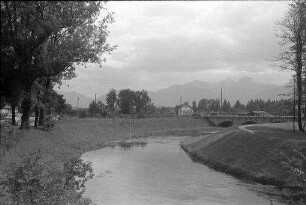 Bad Aibling: Glonn im Kurpark zwischen Tannen und Landschaft