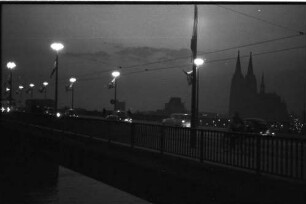 Köln: Deutzer Brücke mit Dom
