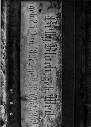 Grabstein 45 (Index: 100086687) Material: Sandstein mit zwei weißen Marmorplatten Zustand: Sandstein teilweise abgeblättert Maße HxBxT: 177x58x24 cm Beschreibung: ädikulaartige Stele mit Pilastern, getreppter Sockel, giebelartiger Abschluß mit Verdachung und Eckakroteren Symbolik: negatives Zahnfries, Mohnkapseln, Blüten, Ranken: Grabstein 45B