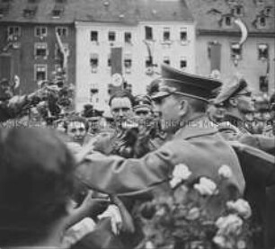 Hitler in Eger (im Hintergrund Konrad Henlein)