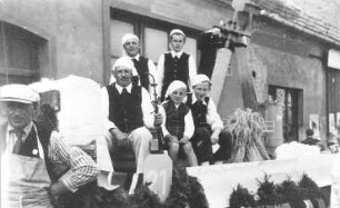 Göda-Dreikretscham. Fischermühle, Festwagen der Fischermühle, Georg Scholze mit Pfeife, Repro (Bildersammlung Frau Scholze, Fischermühle)