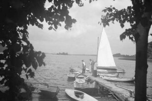 Malente: Bootssteg mit Segler am Dieksee