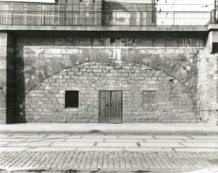 Dresden-Altstadt, Könneritzstraße. Hochgleisanlage (Stadtviadukt) der Eisenbahnstrecke Dresden Hauptbahnhof - Bahnhof Dresden-Neustadt. Bahnbogen 40 (Ostseite)