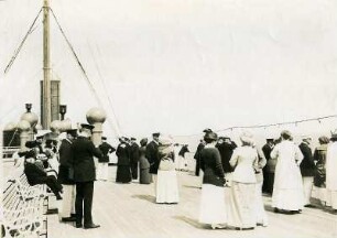 Touristen auf dem Sonnendeck eines Passagierdampfers : Bordaufnahmen. Touristen auf dem Sonnendeck eines Passagierdampfers