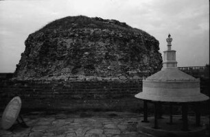 Adamclisi [Kreis Constanta]: Ruine des römischen Monuments, mit dem Modell des einstigen Zustands