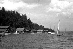 Feldafing: Ufer mit Bootshäusern
