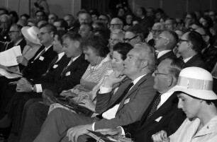 27. Tagung 1977 Chemiker; Sitzreihen im Theater: 2. v. l.: Frau Steurer, A. Jaumann, Oberbürgermeister Steurer, Richard L. M. Synge, Frau Synge, Lady Barton, H. Kienitz, Gräfin Sonja Bernadotte