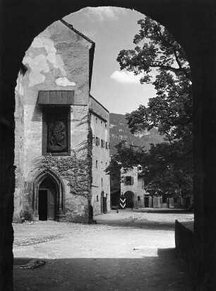 Salzburg. Festung Hohensalzburg (1077, 1495-1519 erweitert). Teilansicht durch einen Torbogen
