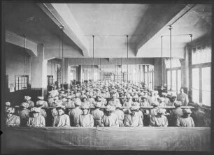 Orientalische Tabak- und Zigarettenfabrik "Yenidze" (1907-1909). Frauen beim Zigarettendrehen unter Aufsicht in einem Arbeitssaal mit über 200 Arbeitsplätzen
