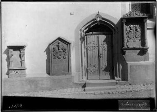 Kippenheim Gartenstraße 1 - Evangelische Friedensgemeine Kippenheim (ehemals Sankt Mauritius Kirche) Südportal mit Grabsteinen