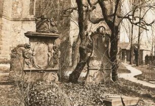 Denkmalgruppe vor der Südwand der Kirche : Denkmale an der säkularisierten (Entwidmung 1972) gotischen Kirche