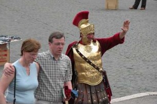 Rom - Touristen in der Innenstadt : Touristen mit verkleidetem Gladiatorin der Innenstadt von Rom, aufgenommen im April 2004