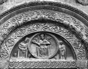 Assisi. San Rufino (um 1140/1228; Giovanni da Gubbio). Tympanon des Hauptportals mit thronendem Christus zwischen Maria lactans und dem heiligen Rufinus