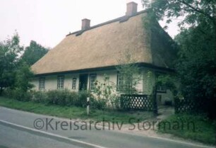 Blumendorf 20: Kate mit Reetdach (auch Napoleon-Kate): traufständige Straßenseite mit Eingang: Giebelseite: rechts Gartentor