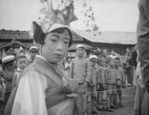 Mädchen in traditioneller Festkleidung zum Tempelfest (O-matsuri) : Mädchen in traditioneller Festkleidung zum Tempelfest (O-matsuri), vielleicht dem Yamabiki Matsuri im August. Ansicht mit Zuschauern