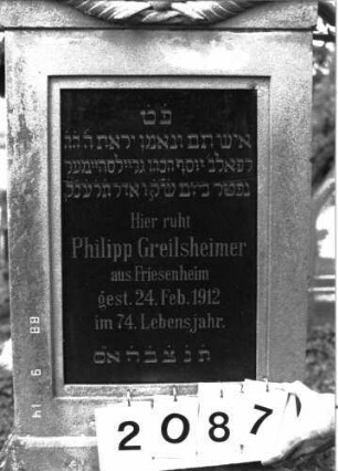 Grabstein 2087 (Index: 100097001) Maße HxBxT: 194x51x25 cm: Grabstein 2087 (Detailaufnahme)