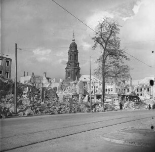 Dresden nach der Bombardierung vom 13./14. Februar 1945. Straßenbild mit Ruinen (vielleicht Kramergasse). Blick auf die Kreuzkirche