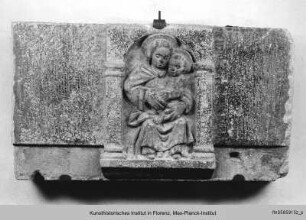 In einer Nische thronende Madonna mit Kind