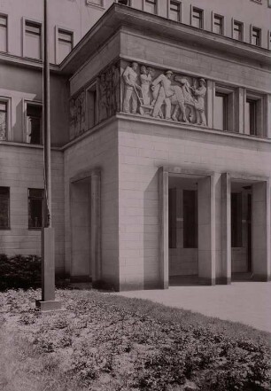 Dresden-Altstadt, Ammonstraße 8. Verwaltungsgebäude des Reichsnährstandes (Reichsbahndirektion, 1938; O. Kohtz). Haupteingang mit Relieffries "Pflanzen und Säen"