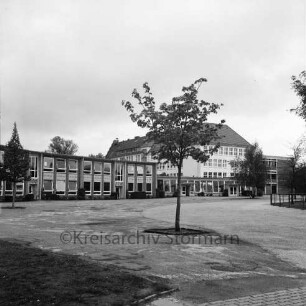 Stormarnschule: Gymnasium: Waldstraße: Rückansicht: Blick vom Sportplatz auf verschiedene Bauphasen
