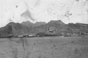 Aden : Blick vom Schiff Usaramo auf Aden mit Hafen und Schiffen.