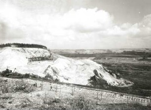 Oberlausitz, Neißeniederung. Niederbusch südöstlich Hirschfelde. Gesamtübersicht über den 2. Erdrutsch vom Hang über der Abbautrasse des Tagebaues, von Südsüdost. 30.8.1940