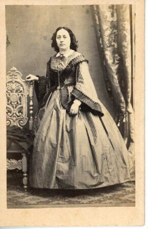 Ganzkörperaufnahme einer jungen Dame im Krinolinenkleid