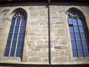 Langhaus Traufseite Süd-zwei gotische Fenster im Westen mit Maßwerk im Detail