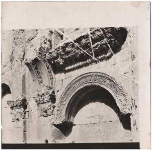 Rundbogennische, Baalbek: Ansicht der Verzierungen