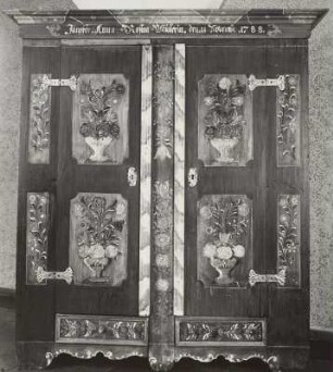 Doppeltüriger Stollenschrank