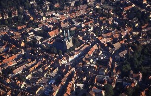 Quedlinburg - Zentrum mit Nikolaikirche : Luftaufnahme des Zentrums mit Nikolaikirche. Aufgenommen in Quedlinburg, ca. 1994