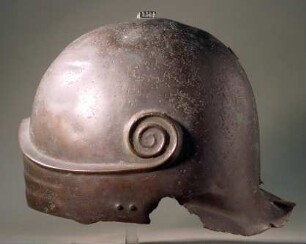 Hellenistischer Helm mit Stirnbügel und Voluten