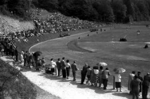 Müllheim: Stadion mit Zuschauern; vom Sporthaus aus