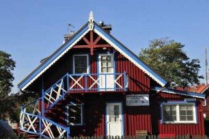 Nida (Nidden) - Farbiges Holzhaus : Die historischen Fischerhäuser auf der Kurischen Nehrung stehen zum großen Teil unter Denkmalschutz. Aufgenommen in Nida (Nidden) am 8. Oktober 2010