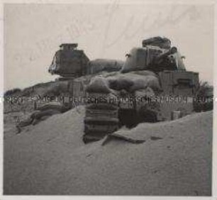 Wehrmachtssoldaten, Weltkriegsbunker, davor zum Küstenschutz verwendeter französischer Beutepanzer
