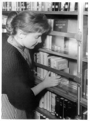 Offenbach am Main. Büchereibus der Stadtbücherei Offenbach. Bibliothekarin sichert Bücher für den Transport