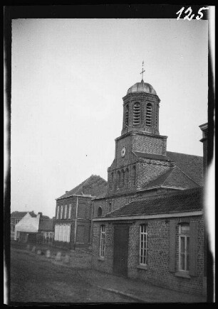 Nicht identifizierbare Ortschaft Dep. Pas-de-Calais (?), Frankreich: Kirche