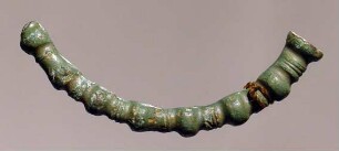 Fragment eines Rings, mit Buckeln verziert