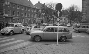 Gefährlicher Schnittpunkt von Hans-Thoma-Straße und Waldstraße.