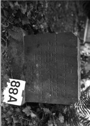 Grabstein 88 (Index: 100084946) Zustand: Schriftplatte auf Vorderseite entfernt Maße HxBxT: 40x40x50 cm Beschreibung: Block, Sockel, rustica, Schriftplatte, rechteckig: Grabstein 88A (Nachholaufnahme)