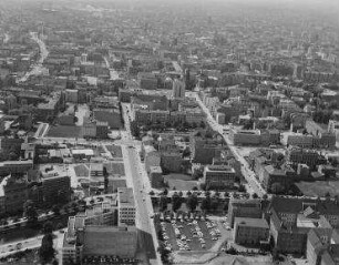 Luftaufnahme, Blick von Norden auf das Möbelzentrum Möbel-Hübner. Berlin-Tiergarten, Genthiner Straße, Kluckstraße