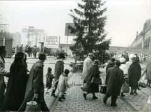 West-Berliner passieren den Grenzübergang Oberbaumbrücke